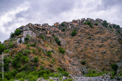 Cuadro en lienzo Ghost town ruins of Roghudi Vecchio on a steep mountain ridge in Calabria