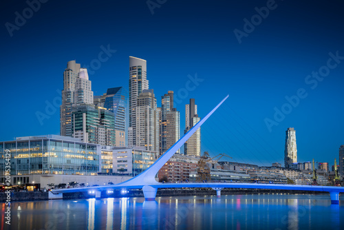 Cuadro en lienzo Puerto Madero Buenos Aires Puente de la Mujer Blue Hour