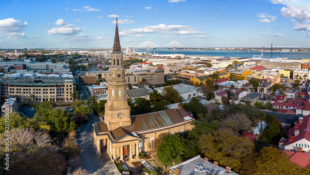 Obraz premium Aerial view of historic Church steeple in downtown Charleston, South Carolina, USA. November 28, 2023.