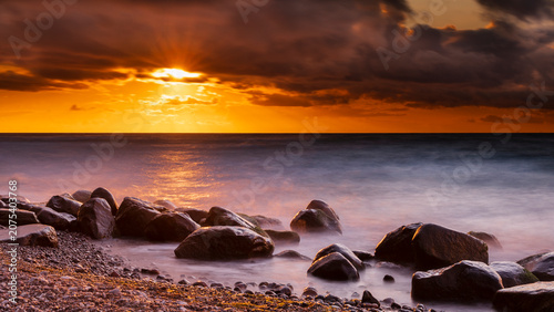 Sonnenuntergang bei Sturm am Meer vor der Insel Hiddensee im Herbst