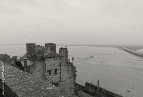 Cuadro en lienzo Monochrome view of Mont Saint Michel Abbey on a gray, rainy day