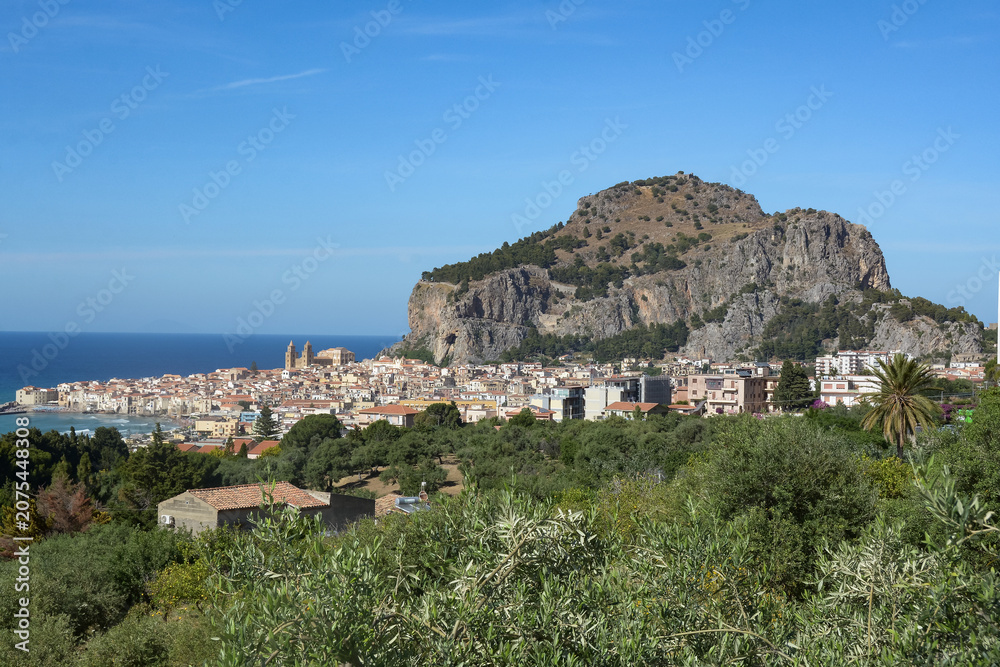 Fototapeta premium Cefalù est une ville côtière du nord de la Sicile, en Italie
