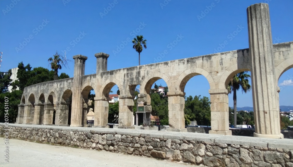 Obraz premium Long ancient stone aqueduct with multiple arched windows.