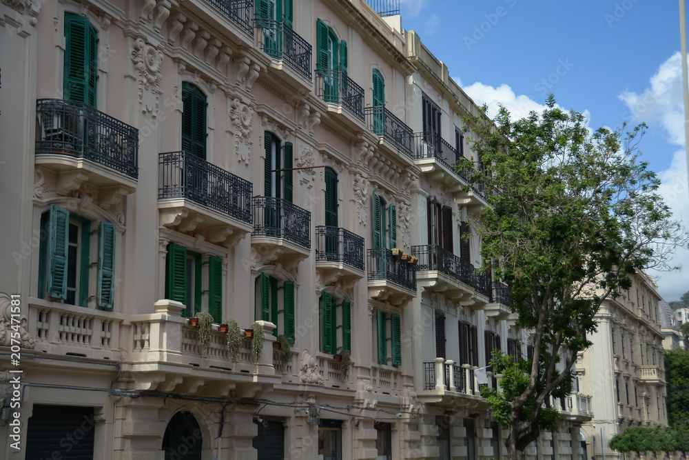 Fototapeta premium Messine est une ville portuaire située au nord-est de la Sicile et séparée de l'Italie