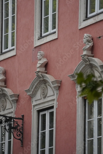Canvastavla Historic Pink Building Facade with Decorative Stone Busts and Baroque Window Ped