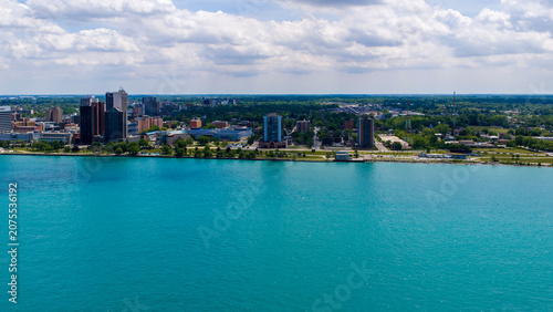 фотографія Aerial shot of a gorgeous landscape along the Detroit River in Detroit Michigan