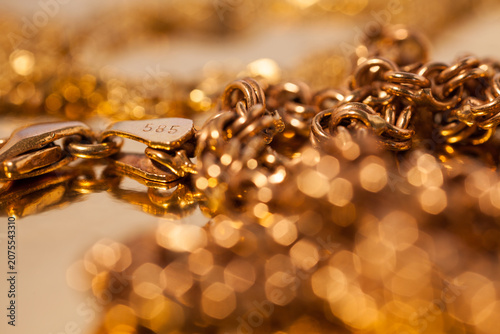 Photos Macro close up of a gold chain with 585 hallmark stamp