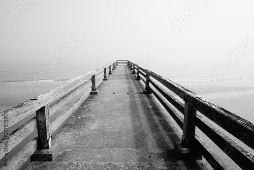 Foto Embarcadero en blanco y negro, perspectiva infinito mar con niebla en Normandía