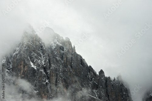 Cumbres envueltas en niebla