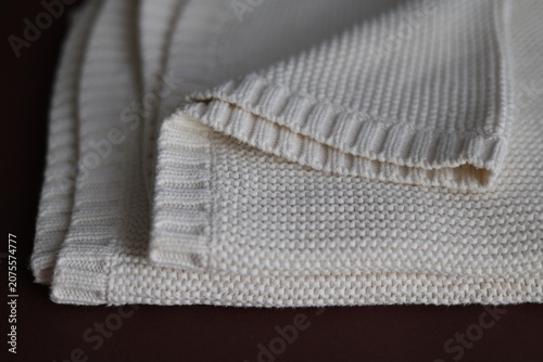 Cuadro en lienzo Close up detail of a knitted cream baby blanket texture