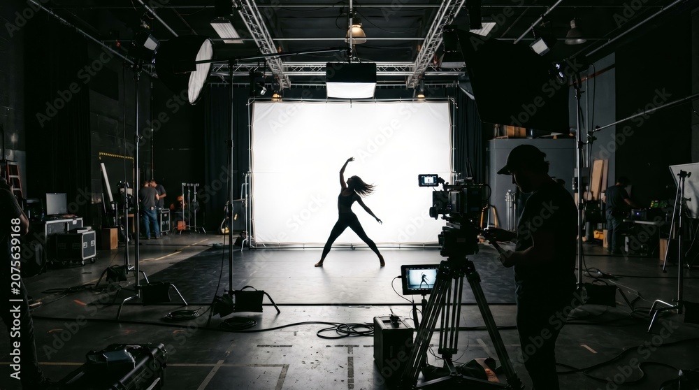 Obraz premium A dancer striking a pose in a dimly lit studio with professional equipment. Concept creativity, performing arts, photography, filmmaking. Ideal for artistic and commercial applications. Generative AI.