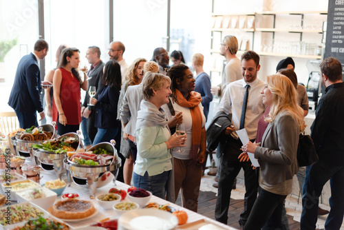 Foto Diverse group of people networking at a buffet-style event.