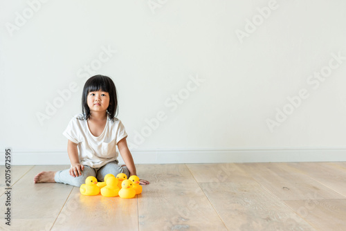 Obraz na plátně Child playing with rubber ducks.