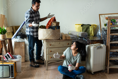 Tableau sur toile Family organizing home belongings together