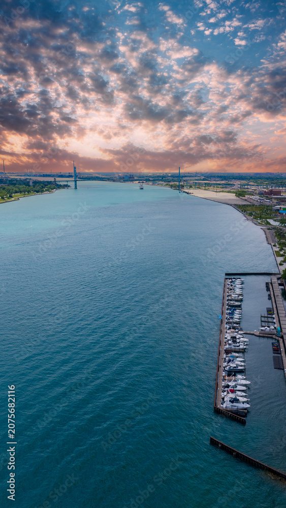 Fototapeta premium Aerial shot of a gorgeous landscape along the Detroit River in Detroit Michigan USA