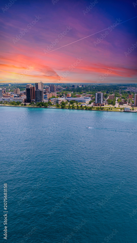 Obraz premium Aerial shot of a gorgeous landscape along the Detroit River in Detroit Michigan USA