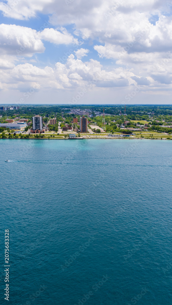 Fototapeta premium Aerial shot of a gorgeous landscape along the Detroit River in Detroit Michigan USA