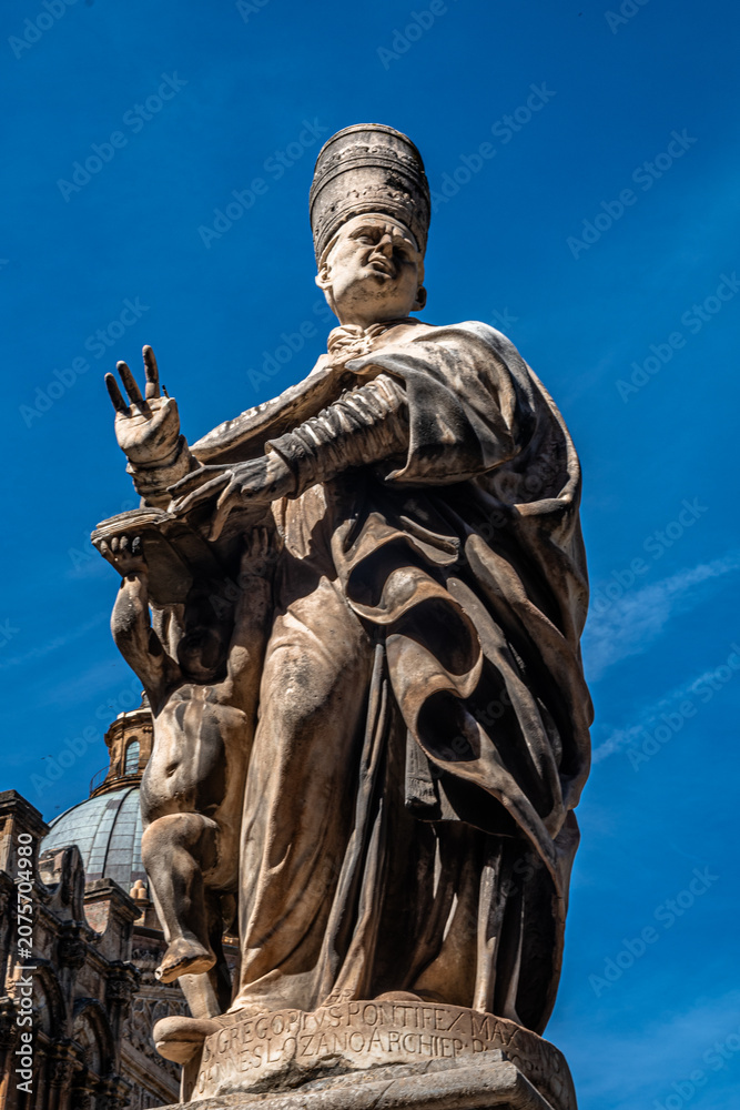 Obraz premium A spasso per le strade di Palermo, il monumentale capoluogo della Sicilia patria incontrastata del barocco siciliano