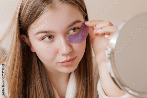Konstfotografi Applying Eye Patches for Effective Skin Care Routine