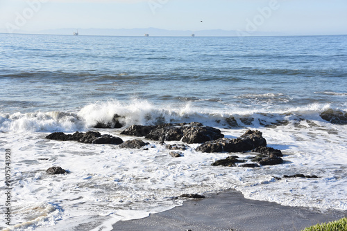 Fotografía Carpinteria Beach Tar Pits with Crashing Pacific Ocean Waves