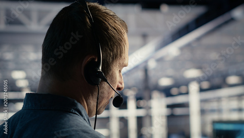 Obraz na plátně Data center technician uses AI on a tablet to help customers resolve website hosting and uptime problems