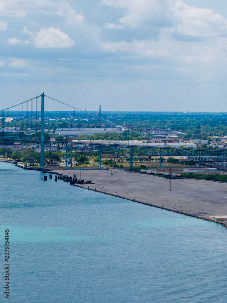 Fototapeta premium Aerial shot of a gorgeous landscape along the Detroit River in Detroit Michigan USA
