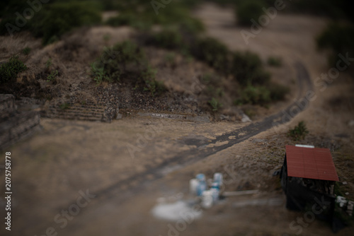 Foto Fotografía Tilt-Shift de Camino Rural con Edificio de Techo Rojo Cerca de la Zon