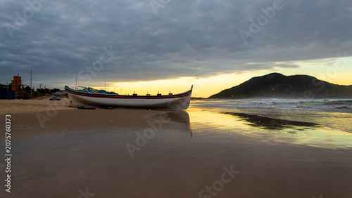 chuva e sol e o barco de pesca em Florianópolis, Santa Catarina, Brasil praia do Santinho Ingleses Florianópolis 