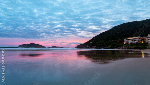 paisagem do crepúsculo na praia do Santinho, Ingleses, Florianópolis, Santa Catarina, Brasil ao fundo a ilha das aranhas