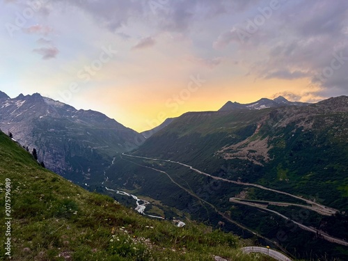 Konstfotografi Dusk over the Gletsch valley from above the Grimsel Pass the young