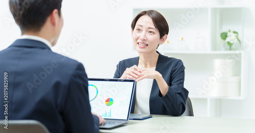 オフィス　ミーティング　ビジネスパーソン