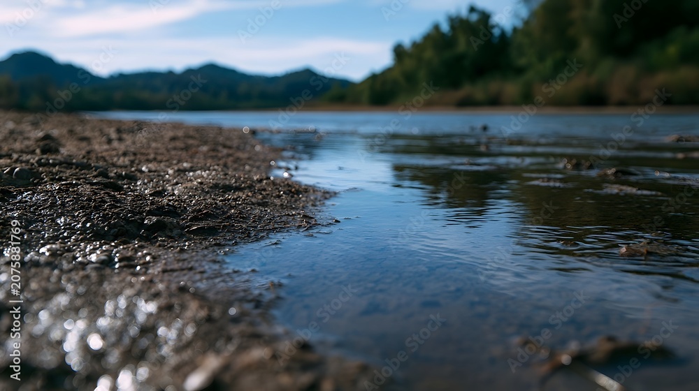 Obraz premium A serene expanse of reflective water showcasing smooth gradients and deep natural beauty