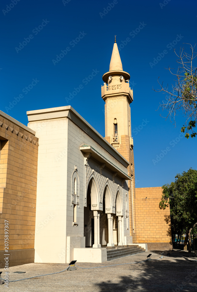 Obraz premium Beautiful traditional architecture of King Abdulaziz Grand Mosque with a minaret under a clear blue sky in the al-Murabba neighborhood of Riyadh, Saudi Arabia