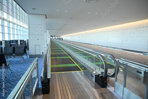 Bilde på lerret 近代的な空港旅客ターミナル内に長く続く動く歩道とモダンな通路の風景