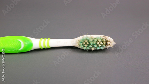 Cuadro en lienzo Old worn toothbrush on gray background