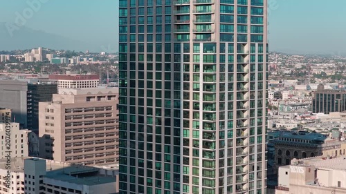 4k 24 FPS Close Up on Building Facade to Rooftop Reveal People Eating and Drinking