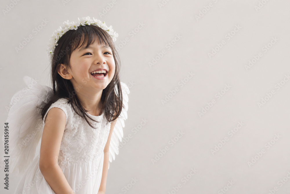 Naklejka premium 天使の仮装をして無邪気に笑う女の子 Generative AI