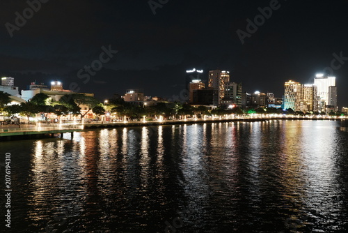 Cuadro en lienzo Night View of Han River and City Skyline in Da Nang, Vietnam - ベトナム ダナン ハン川と街並みの