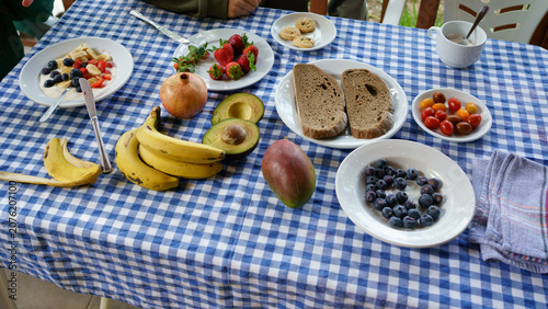 Bild auf Leinwand Healthy breakfast with fresh fruits and whole grain bread