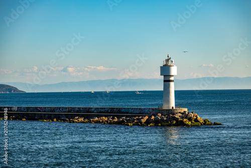 Foto Lighthouse on a stone breakwater pier in Sea of Marmara near Kadikoy, Istanbul
