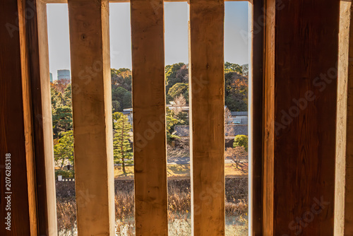 Foto Winter scenery viewed through the wooden latticed window of Fujimi-tamon Defense