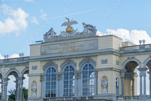 Foto Majestic Gloriette Building at Schonbrunn Palace, Symbolizing Imperial Austrian