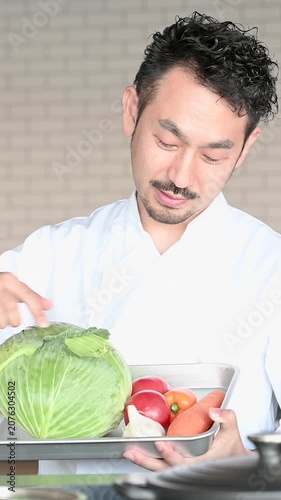 新鮮な野菜を手に料理の説明を行う料理講師を描いた縦動画、料理教室やクッキングスクール、youtubeの撮影などのイメージ