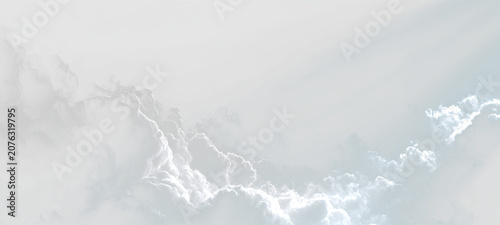 Foto Clouds with sunlight breaking through in a bright sky during afternoon hours see