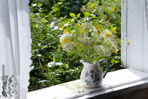 Cuadro en lienzo flowers in the window