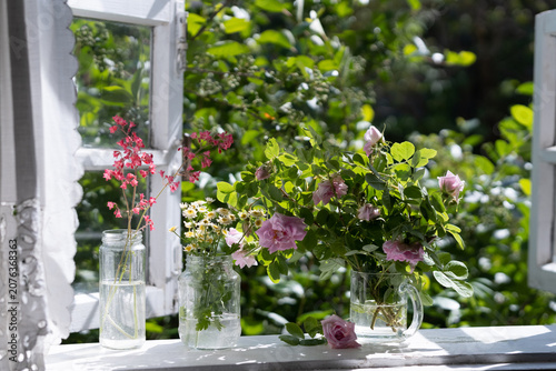 Schilderij op canvas Roses on the window