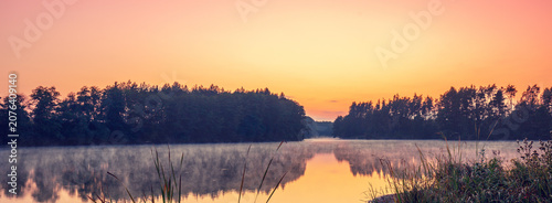 Foto Magical dawn over the lake with a beautiful reflection on the water