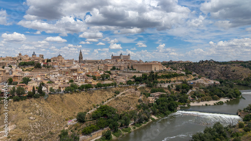 Tableau sur toile Luftaufnahme der historischen Altstadt von Toledo mit Tajo