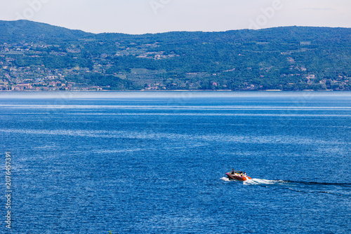 Foto Runabout boat speeding across the waters of Lake Garda