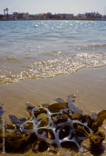 Konstfotografi Discarded six pack plastic ring in ocean.